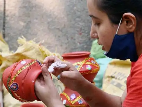 Decorating an earthen pot