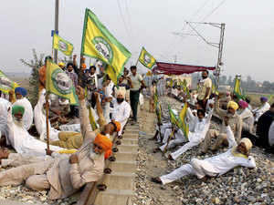 Farmers-Rail-protest-pti