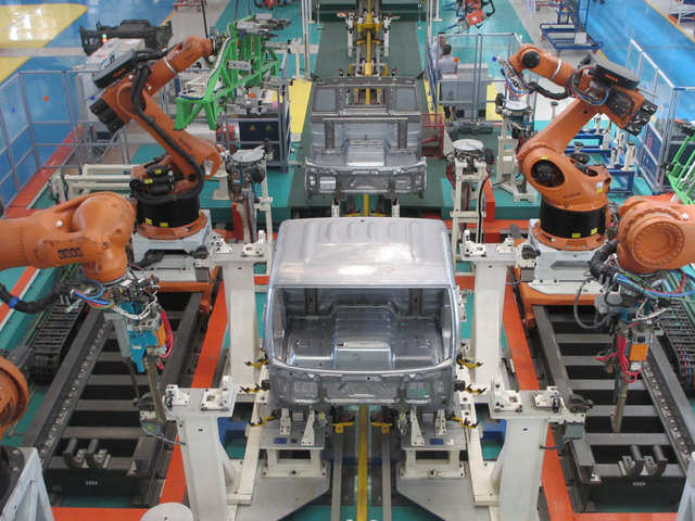 Cobots vs industrial robots
