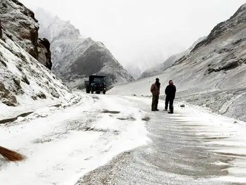 Snow-covered road in Sonmarg