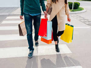 shopping-men-women_iStock