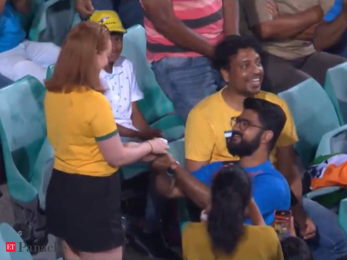 India Vs Australia It S A Yes Indian Fan Proposes To Australian Girlfriend During Ind Aus Odi Sparks Meme Fest On Twitter The Economic Times