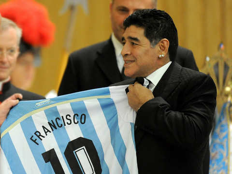 Napoli players don Diego Maradona's No. 10 jersey in tribute