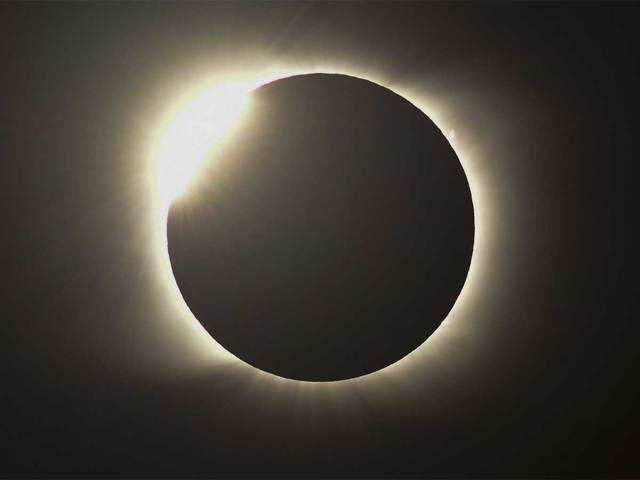Solar eclipse: Diamond ring effect in Argentina