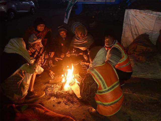 Farmers warm themselves at Ghazipur border