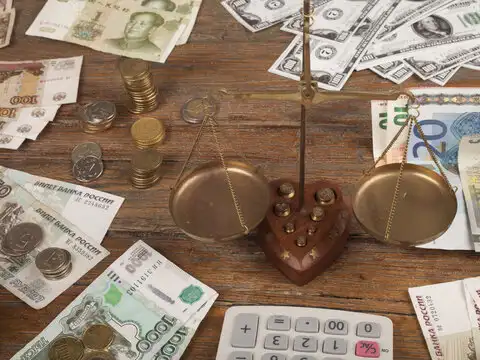 Divergence from peer currencies