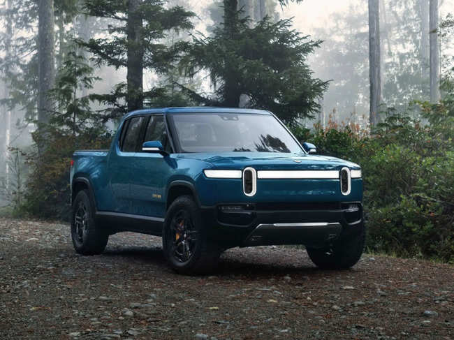 If Rivian executives hold true to their promise that the R1T will hit customers’ driveways in June, it will beat the Cybertruck.