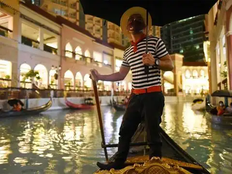 ​How to watch float-in cinemas?