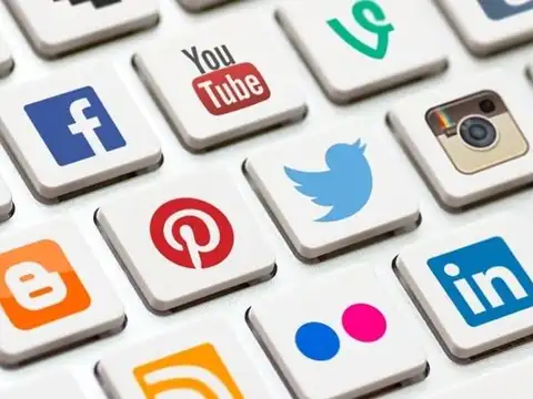 Social media election labels