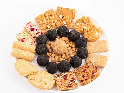Murmure ke laddoo & Til ki chikki