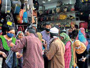 Amdavadis continue to ignore Covid-related rules as they crowd outside shops in Teen Darwaza area; Pic: JIGNESH VORA