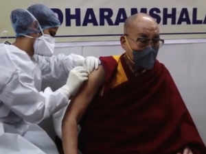 Himachal Pradesh Dalai Lama Takes Covid 19 Vaccine Shot In Dharamshala The Economic Times Video Et Now