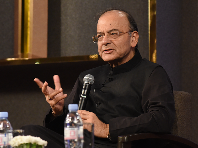 (Late) Finance Minister Arun Jaitley addresses the gathering at the ET Awards