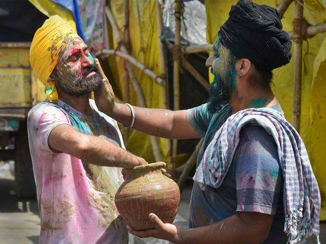 How farmers celebrated Holi at Ghazipur and Singhu borders - ​Farmers  celebrate Holi | The Economic Times