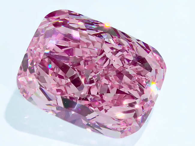 ​This fancy vivid purple-pink diamond is of an unprecedented size of 15.81 carats​