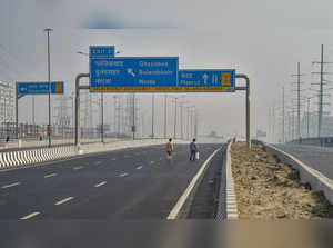 New Delhi: Delhi-Meerut Expressway wears a deserted look near Ghazipur border du...