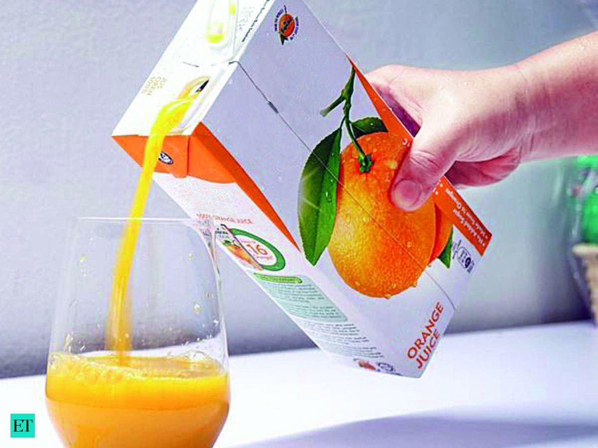 Свежевыжатый сок в холодильнике. Сок пакетированный. Сок в пакетиках. Пакетированные фруктовые соки. Сок апельсиновый пакетированный.