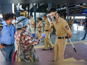 Thane: Police checking ID cards as strict lockdown is imposed in Maharashtra fro...