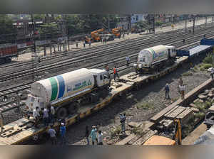 Bhopal :  The Oxygen Express with Liquid Oxygen from Bokaro for Bhopal, at Mandi...