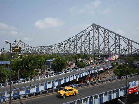 West Bengal Lockdown West Bengal Goes Under Complete Lockdown Here S How It Looks Deserted Roads Near Howrah Bridge The Economic Times