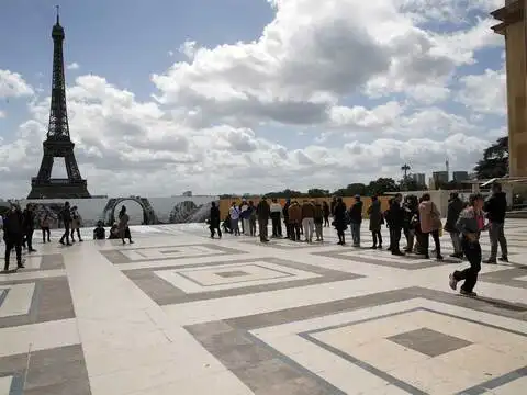 People queue to see artwork