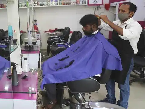 Barber shop opens in Mumbai