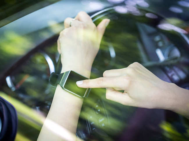 smart-watch-driving_ThinkstockPhotos