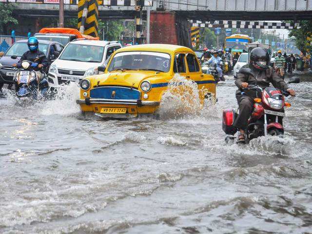 Heavy rains lash Kolkata