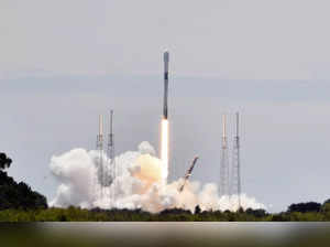 Cape Canaveral Space Force Stati: A SpaceX Falcon 9 rocket lifts off from Comple...
