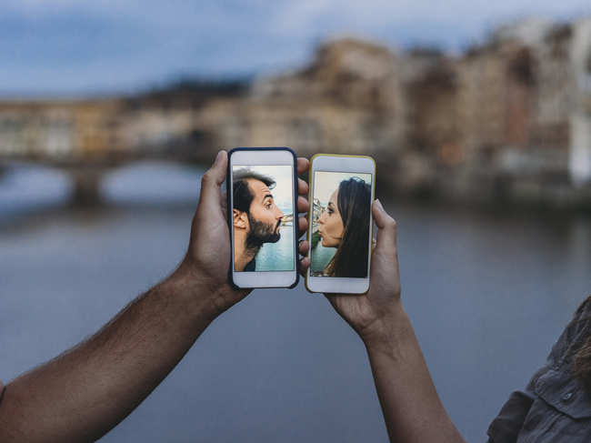 love-smartphone-dating_iStock