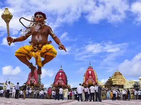 ​Servitors escort the idols