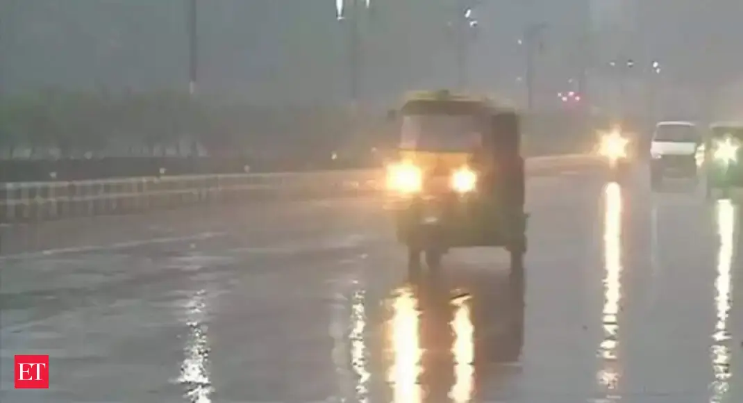 Delhi rains: Rain lashes parts of Delhi, IMD predicts more rainfall - The Economic Times Video | ET Now