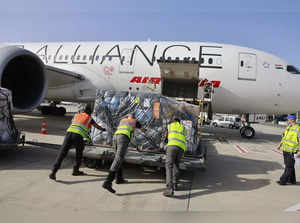Air India workers load medical aid (Tel Aviv)--PTI