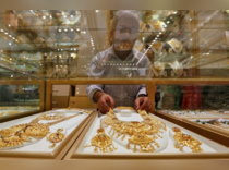 Indian gold dealers offer discounts as price run-up softens demand