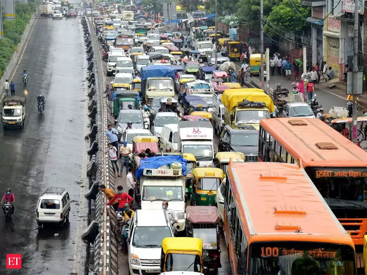 delhi rains: Delhi: Heavy rains lash city; roads waterlogged, traffic ...