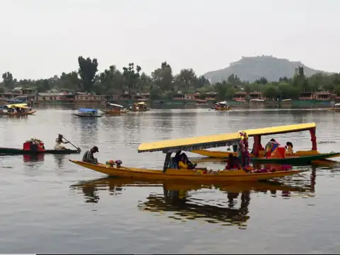 Shikaras back on Dal Lake