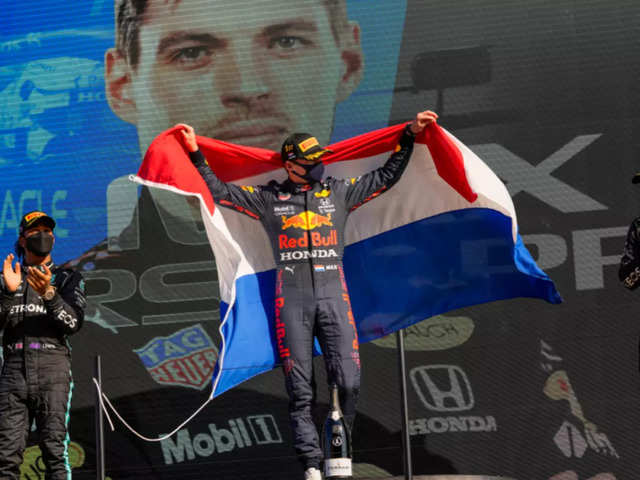 Verstappen wins in style