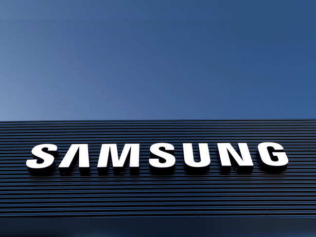 FILE PHOTO: FILE PHOTO: The logo of Samsung is seen on a building during the Mobile World Congress in Barcelona