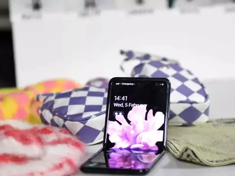 ​Foldable phones