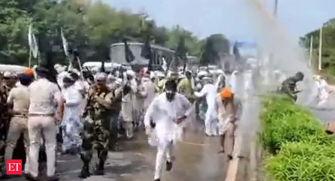 Haryana: Water cannons used as protesting farmers clash with police in Jhajjar thumbnail