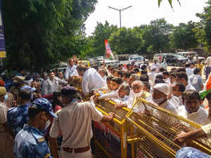 Congress workers stage protest against Lakhimpur violence