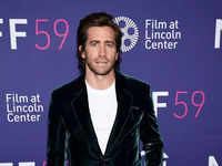 jake gyllenhaal: 'Where is Jake Gyllenhaal? Let's talk.' Fans troll actor  after Taylor Swift releases 10-minute version of 'All Too Well' - The  Economic Times