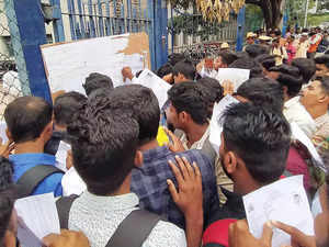 Some DU colleges put out second cut-off list, marks down by 0.25 to 1.5 per cent