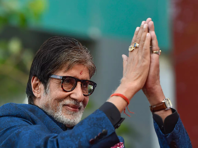 amitabh bachchan birthday: Amitabh Bachchan turns 79: Fans gather outside  &#39;Jalsa&#39; with songs and cake to celebrate the Big B - The Economic Times