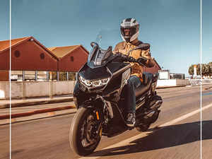 The C 400 GT comes with a water-cooled single-cylinder four-stroke engine with a displacement of 350 cc.