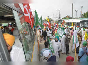 New Delhi: Farmers heading towards Jantar Mantar to protest against farm reform ...