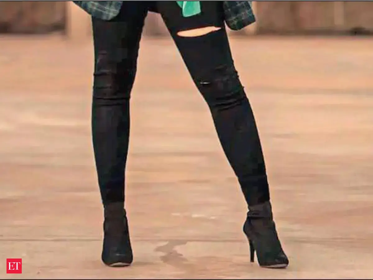 correlation skirt length economy