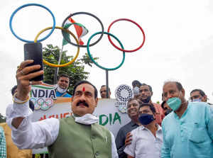 Bhopal: Madhya Pradesh Home Minister Narottam Mishra takes a selfie after inaugu...