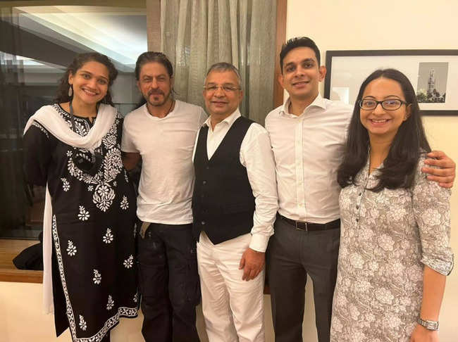 SRK with his team