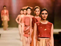 khadi: Khadi artisans' wages up 150% in 9 yrs, sales up record 332%: Govt -  The Economic Times